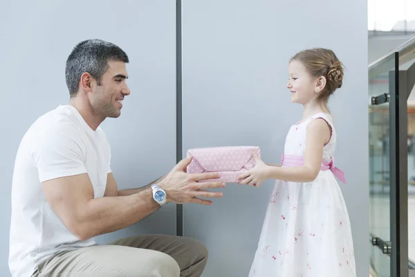 Girl gives present to father — Stock Photo, Image