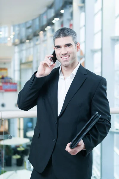 Empresario hablando por teléfono móvil —  Fotos de Stock