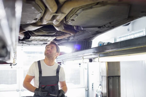 Vyšetřující auto automobilový mechanik pracovník — Stock fotografie