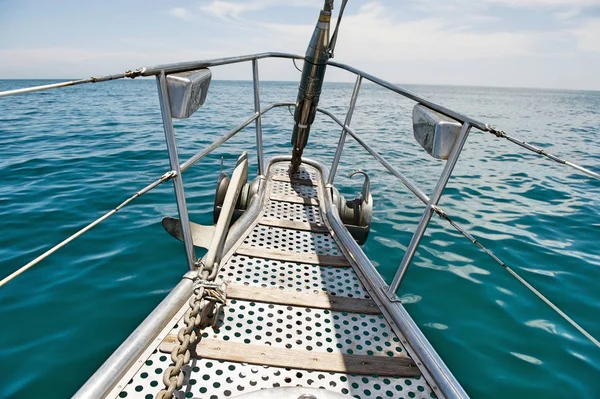 Bow of yacht in sea — Stock Photo, Image