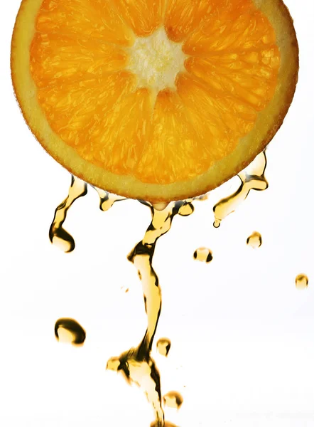 Zumo que cae de la rebanada de naranja —  Fotos de Stock