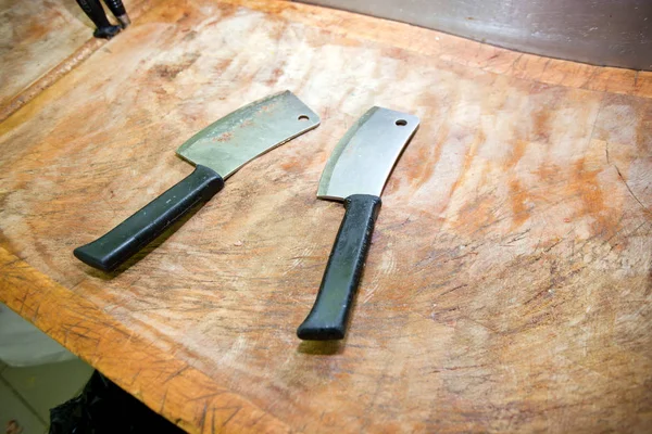 Cuchillos de carnicero en tabla de cortar — Foto de Stock