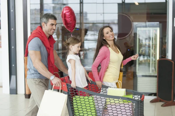 Familie bij winkelcentrum — Stockfoto