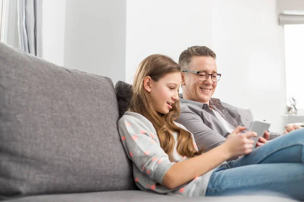 Far och dotter med digital tablet — Stockfoto