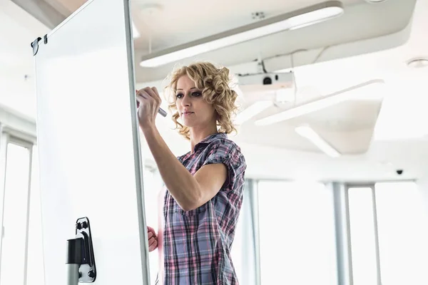 Femme d'affaires créative écrivant au bureau — Photo