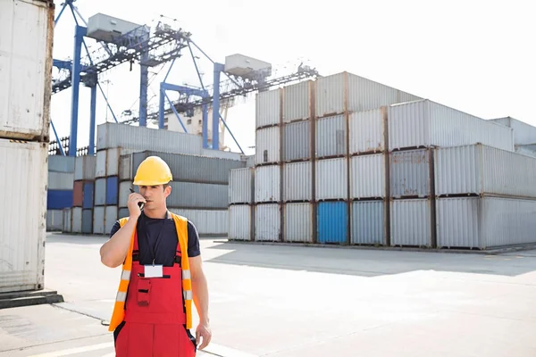 Man met walkie-talkie — Stockfoto