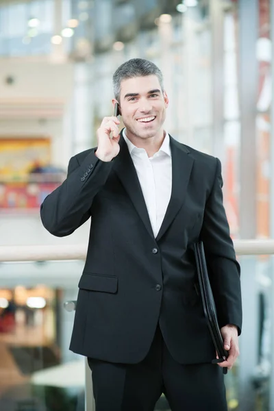 Empresario hablando por teléfono móvil — Foto de Stock