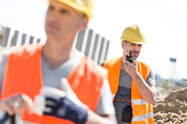 Travailleur masculin utilisant le talkie-walkie — Photo