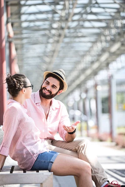 Щасливий чоловік розмовляє з жінкою — стокове фото