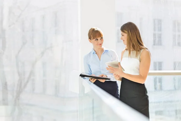 Vrouwelijke ondernemers bespreken over tablet Pc — Stockfoto