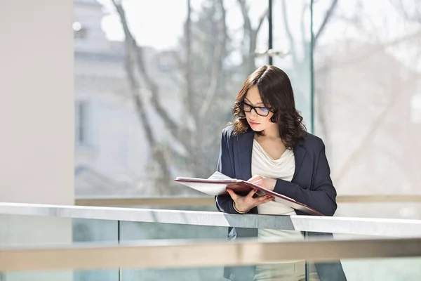Affärskvinna läsa dokument — Stockfoto