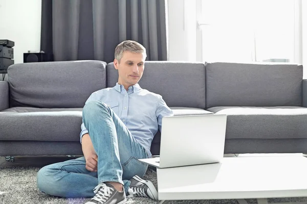 Man met laptop — Stockfoto