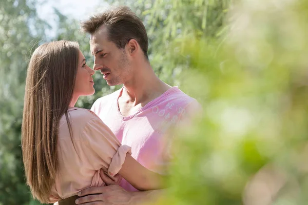 Pareja romántica joven en el parque — Foto de Stock