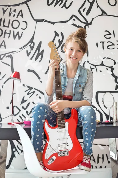 Chica con guitarra eléctrica — Foto de Stock