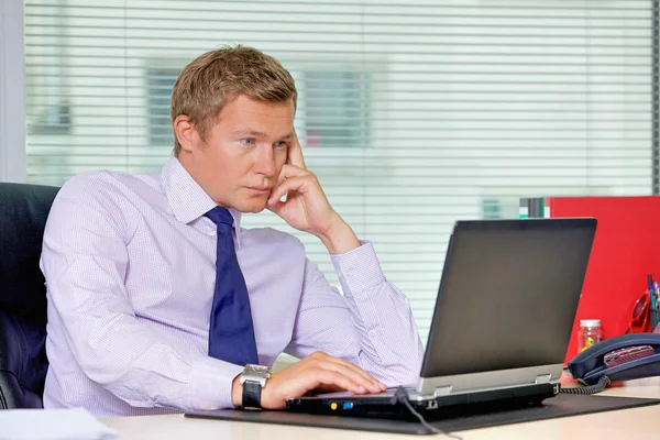 Businessman using laptop — Stock Photo, Image