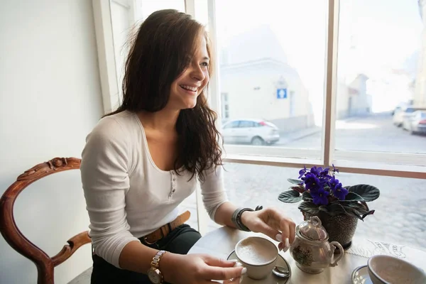 Γυναίκα πίνοντας καφέ σε καφετέρια — Φωτογραφία Αρχείου