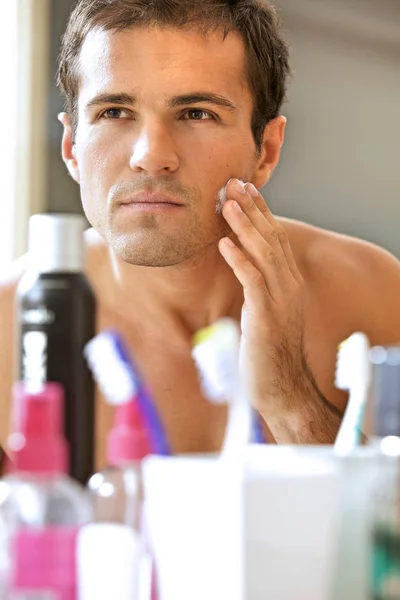 Мужчина наносит крем для бритья — стоковое фото