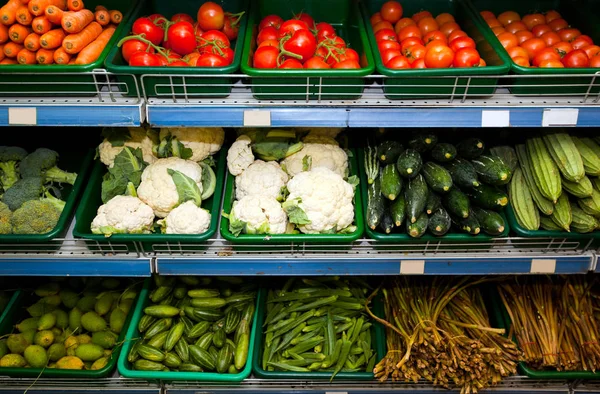 Grönsaker på displayen i livsmedelsbutik — Stockfoto