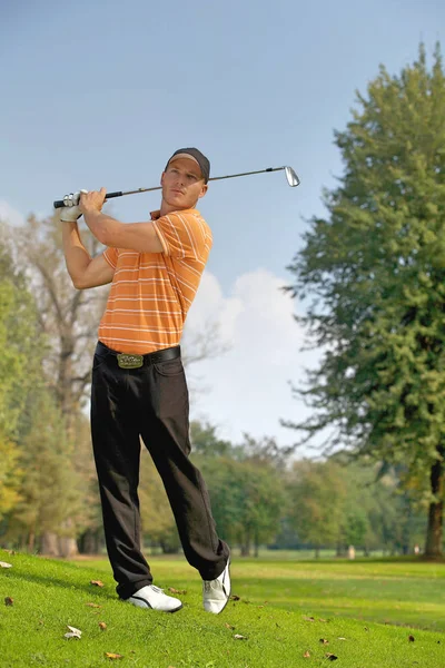 Homem balançando Golf Club — Fotografia de Stock