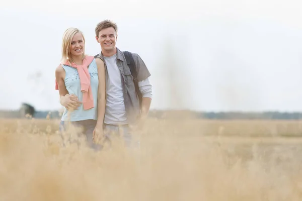 Paar steht auf Feld — Stockfoto