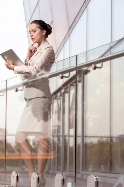 Femme d'affaires utilisant une tablette numérique — Photo