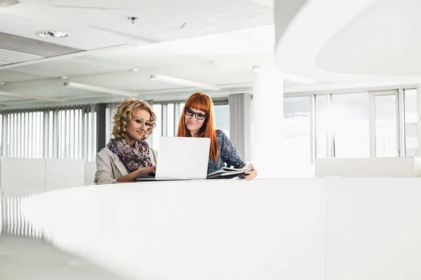 Femmes d'affaires créatives utilisant un ordinateur portable — Photo