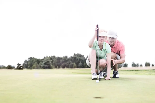 Couple sur terrain de golf — Photo