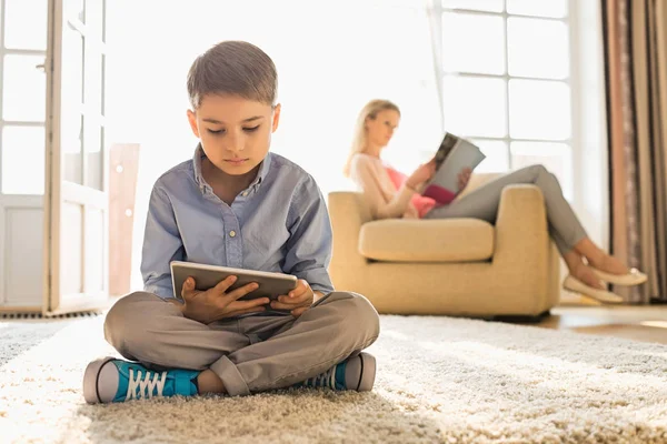 Pojke med digital tablett på golvet — Stockfoto