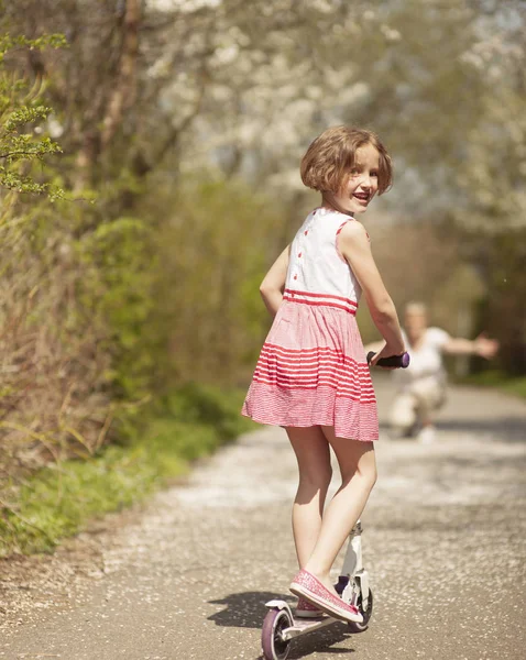 Ung flicka ridning scooter — Stockfoto