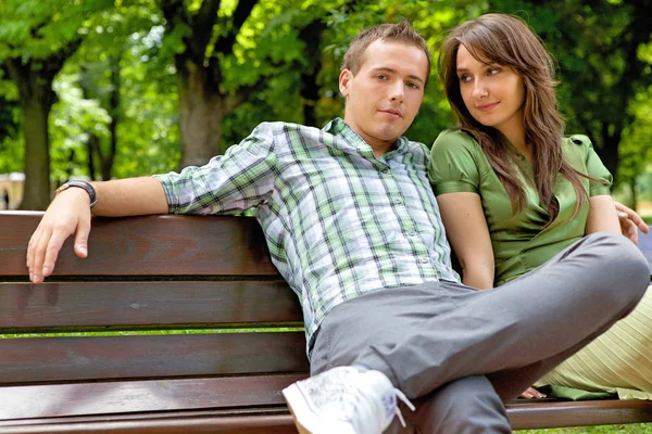 夫妻坐在长椅上 — 图库照片