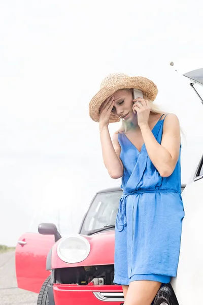 Kvinna med mobiltelefon — Stockfoto