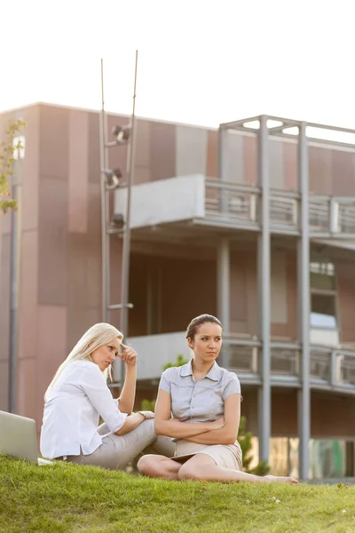 Unzufriedene junge Geschäftsfrauen — Stockfoto