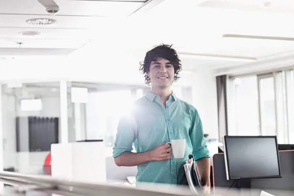 Homme d'affaires souriant prenant un café — Photo