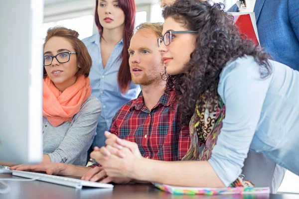 Geschäftsleute arbeiten zusammen — Stockfoto