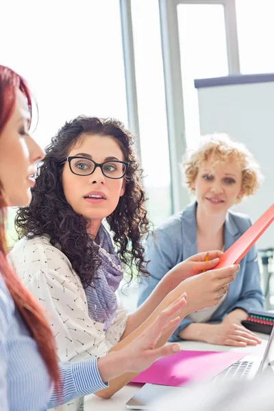 Empresarias creativas en reunión — Foto de Stock