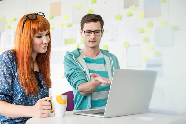 Empresario y colega con portátil — Foto de Stock