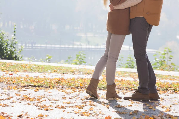 Para stoi w parku jesienią — Zdjęcie stockowe