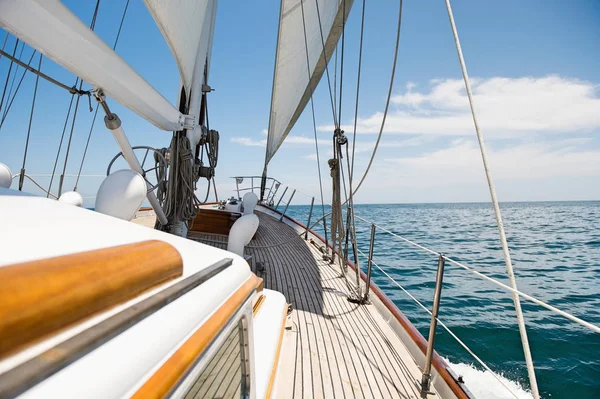Yacht sailing in sea — Stock Photo, Image