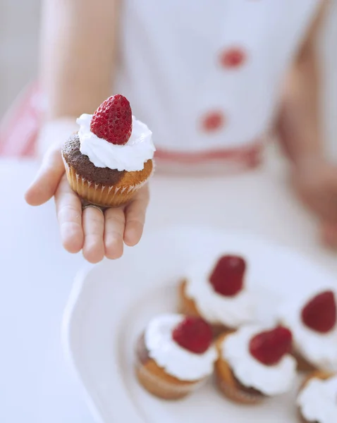 컵 케익을 들고 있는 소녀 — 스톡 사진