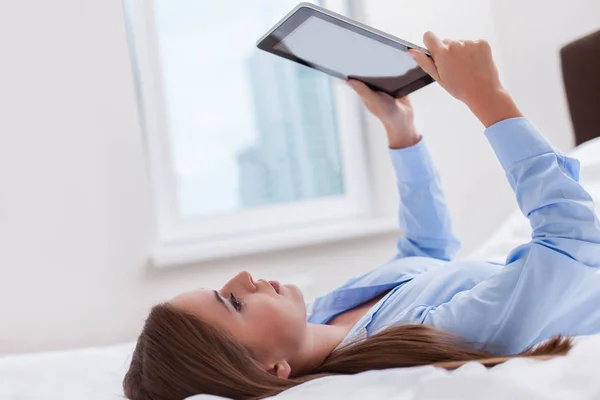 Mujer usando tableta —  Fotos de Stock