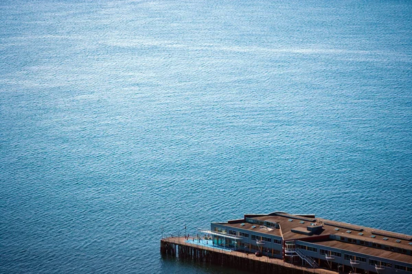 Pier och vatten på dagtid — Stockfoto