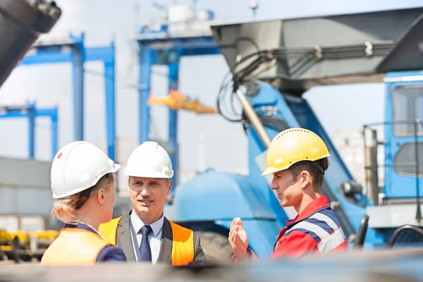 Workers in shipping yard — Stock Photo, Image