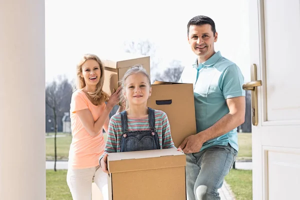 Счастливая семья с картонными коробками — стоковое фото