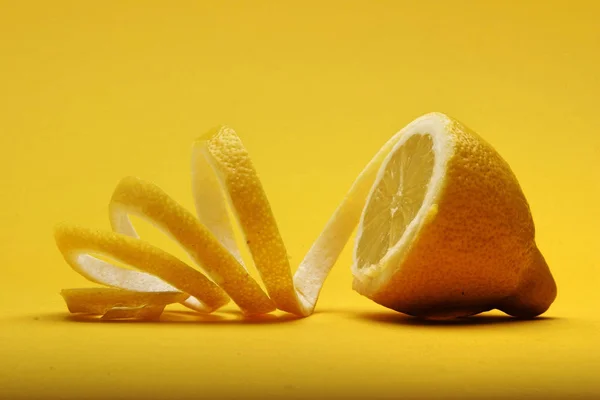 La mitad del limón sobre amarillo — Foto de Stock