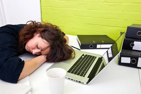 Frau schläft am Schreibtisch — Stockfoto