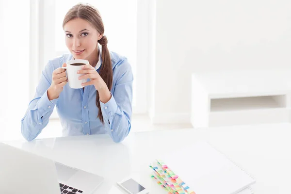 Schöne Frau trinkt Kaffee — Stockfoto