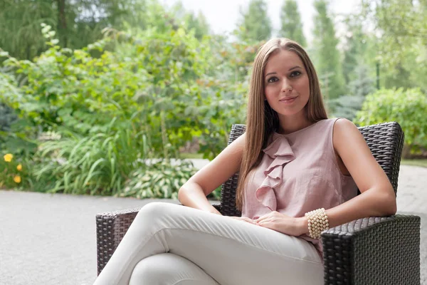 Mujer sentada en silla en el parque de verano — Foto de Stock