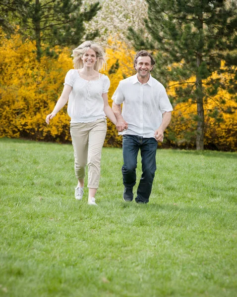 Pareja corriendo por el parque — Foto de Stock