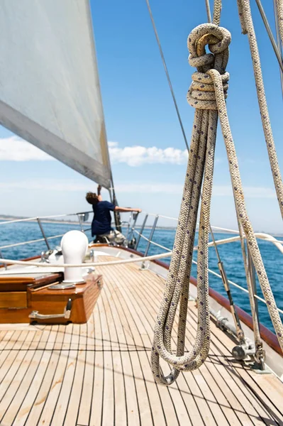 Uomo che lavora su yacht — Foto Stock