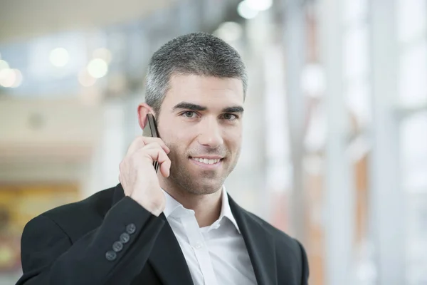 Zakenman aan het praten op mobiele telefoon — Stockfoto